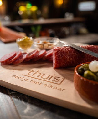 Thuis - Serveerplank met Saucisson d'Ardenne